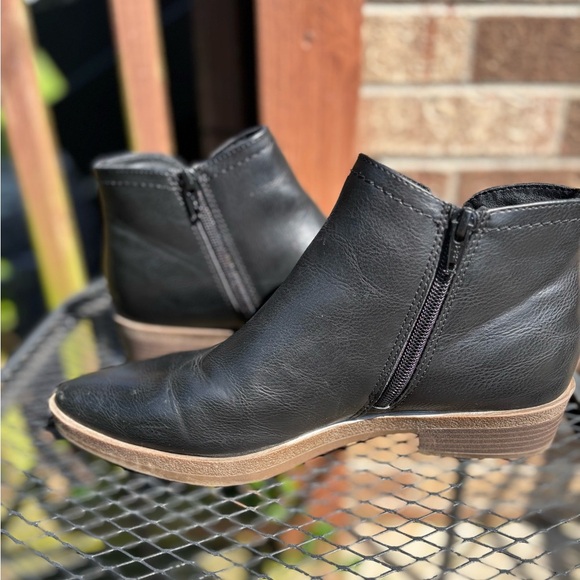 FRYE AND CO. ILISHA BLACK SIDE ZIP STACKED HEEL ANKLE BOOTIES BOOTS SZ 9 - Picture 6 of 10